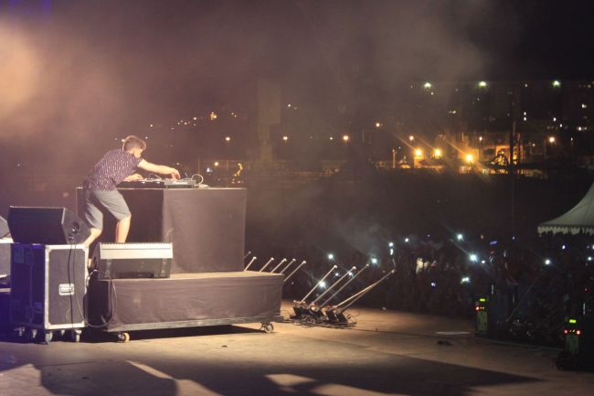 L'entrée en scène de Martin Garrix devant une foule considérable au concert de la région le 04 juillet 2014